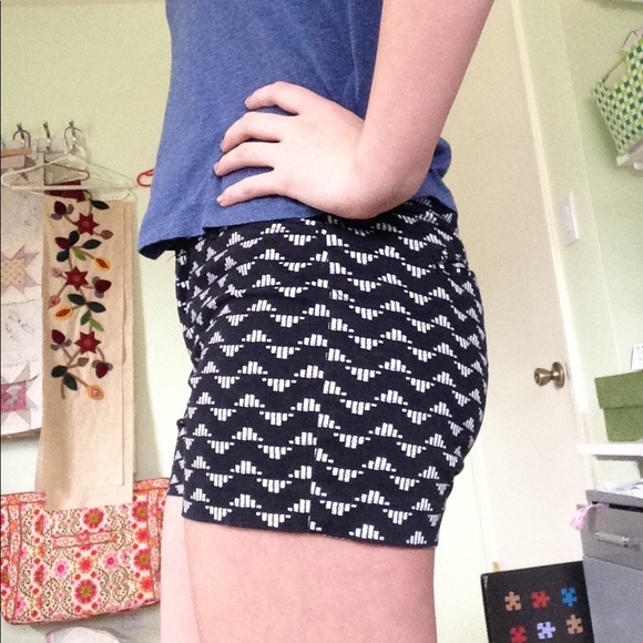 *SOLD* Patterned Size 0 Old Navy Pixie Cut Shorts - Picture 6 of 6